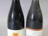 deux bouteilles de vin posées l'une à côté de l'autre sur une table