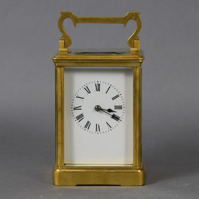 une image représentant une horloge dorée dont le cadran est orné de chiffres romains
