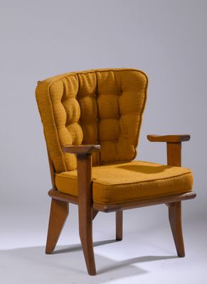 une image représentant une chaise jaune avec une structure en bois et des accoudoirs