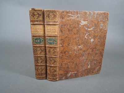 deux vieux livres posés l'un sur l'autre sur une table