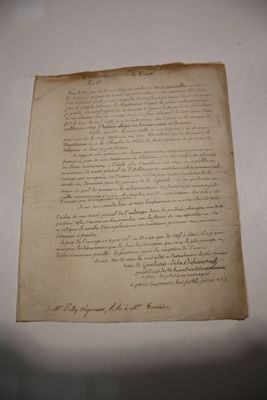un gros plan d'un morceau de papier sur lequel on a écrit