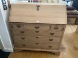 un petit bureau en bois surmonté d'un tiroir