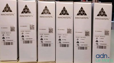 Quatre cartons de produits « Innovate Innovate » sont empilés les uns sur les autres