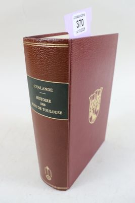 une image représentant un livre rouge posé sur une table blanche
