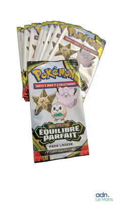 plusieurs paquets de cartes à collectionner Pokémon empilés les uns sur les autres