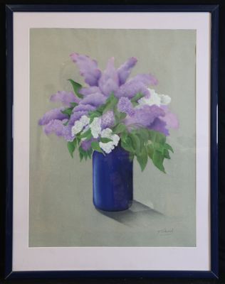 tableau représentant des fleurs violettes et blanches dans un vase bleu posé sur une table