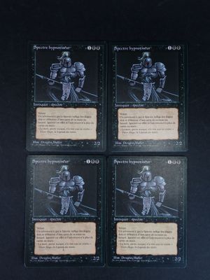un jeu de quatre cartes en noir et blanc posé sur une table