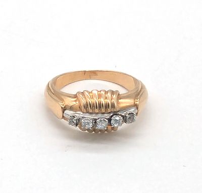une image d'une bague en or et en diamant sur une surface blanche