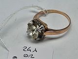 une bague en or sertie d'un diamant, avec une étiquette de prix attachée