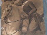 une vieille photo d'un homme à cheval jouant de la trompette