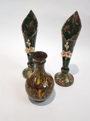 deux vases posés l'un à côté de l'autre sur une table