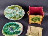 trois petits plats en céramique et un plateau orné de feuilles
