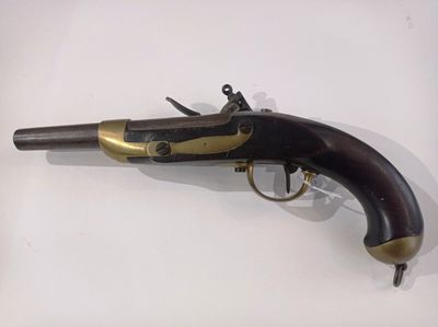 une vieille arme exposée sur un mur