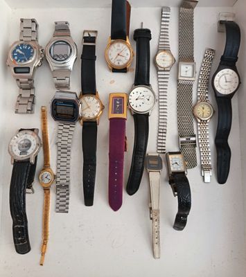 de nombreux modèles de montres exposés dans une vitrine