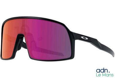 une paire de lunettes de soleil aux verres rouges sur fond blanc