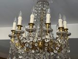 un lustre auquel est suspendu un grand nombre de verres