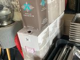 des boîtes et des casseroles empilées les unes sur les autres dans une pièce