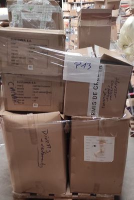 boîtes empilées les unes sur les autres sur une palette dans un entrepôt