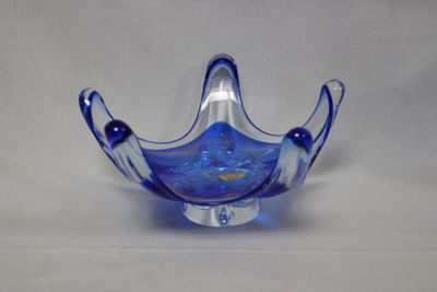 un bol en verre bleu posé sur une table