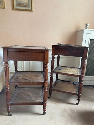 deux tables placées l'une à côté de l'autre dans la pièce