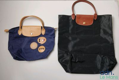 Lot composé de 2 sacs LONGCHAMP "Le Pliage" comprenant un mo…