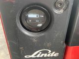 a close up of a parking meter with the number one on it