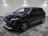 le 4x4 noir est garé sur un carrelage à carreaux
