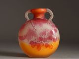 un vase avec un motif floral posé sur une table