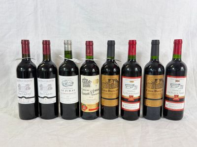 six bouteilles de vin sont alignées sur une table