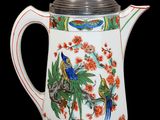 une théière ornée d'un motif représentant un oiseau et des fleurs