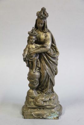 l'image d'une statue représentant une femme tenant un enfant dans ses bras