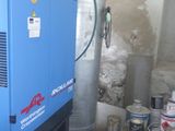 une machine bleue qui se trouve dans une pièce