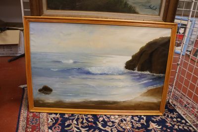 une photo d'un tableau posé par terre à côté d'un tapis