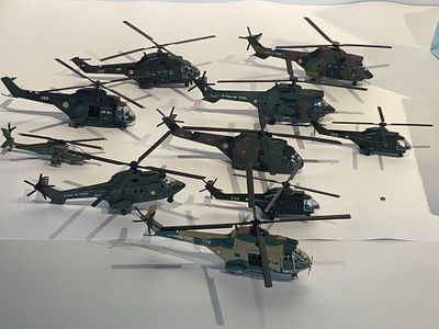 de nombreux hélicoptères militaires posés sur une table