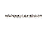 gros plan d'un bracelet en diamant sur fond blanc