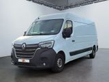 La camionnette blanche est garée à l'intérieur d'un grand bâtiment blanc.