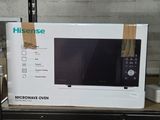 un four à micro-ondes posé sur une étagère dans un magasin