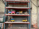 des rayonnages d'entrepôt sur lesquels sont posés des palettes et des cartons