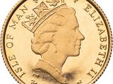 Gros plan sur une pièce d'or ornée d'une couronne