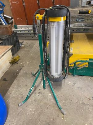 la photo d'une machine qui se trouve dans un garage