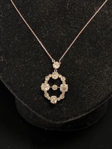 Collier en or gris 18 carats 750 millièmes à décor en pendentif d...