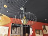 une pièce contenant beaucoup de meubles