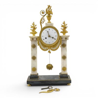 une horloge posée sur une table