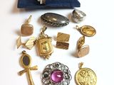 de nombreux bijoux en or et en argent posés sur une table blanche