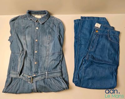deux paires de jeans bleus et une veste en jean sont posées sur une table