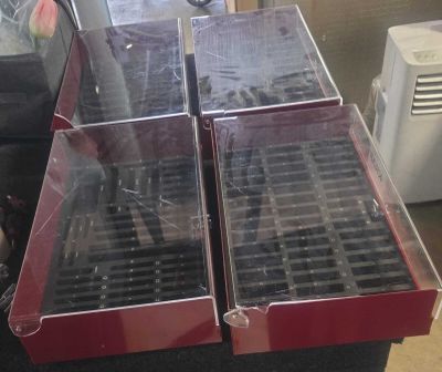 deux boîtes rouges posées sur une table