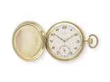 une image d'une montre de poche en gros plan sur une surface blanche