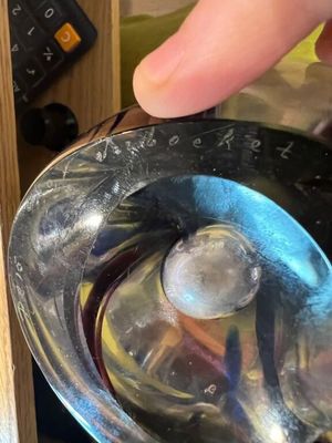 une personne qui tient un verre contenant un liquide