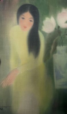 un tableau représentant une femme en robe jaune tenant des fleurs