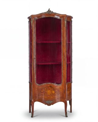une vieille armoire en bois recouverte de velours rouge